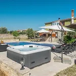 Lovely In Galižana