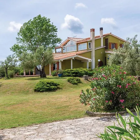 Lovely In Galižana